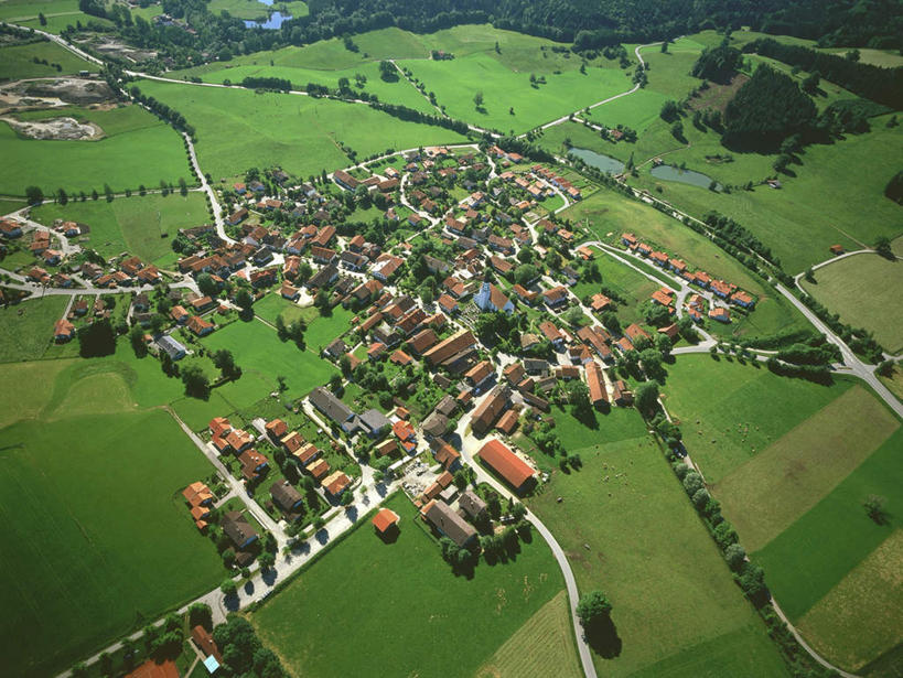 无人,家,农田,横图,俯视,航拍,室外,白天,旅游,度假,庄稼,农作物,美景,植物,道路,路,德国,欧洲,阴影,光线,密集,影子,房屋,屋子,景观,小路,交通,娱乐,楼房,住宅,树,树木,绿色,阳光,自然,享受,休闲,景色,放松,生长,成长,西欧,鸟瞰,山村,自然风光,德意志联邦共和国,巴伐利亚,巴伐利亚州,拜恩州,拜恩自由州,鳞集,辘集,麋集,彩图,高角度拍摄,耕地,庄稼田,房子