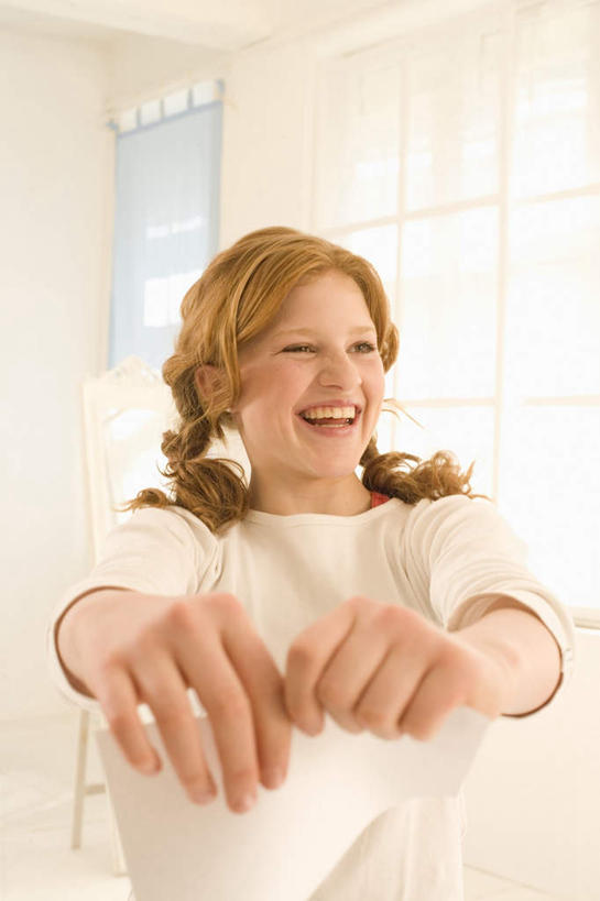 西方人,脸,头,脸颊,手,一个人,站,笑,微笑,露齿笑,竖图,室内,白天,正面,窗户,欧洲,欧洲人,仅一个年轻女性,仅一个女性,仅一个人,握,阴影,服装,光线,材料,档案,文件,影子,纸,墙,撕碎,拿,拿着,注视,休闲装,肩膀,玻璃窗,墙壁,墙面,衣服,阳光,手稿,资料,观察,看,站着,休闲,手部,休闲服,握着,服饰,观看,证明,察看,关注,文档,撕扯,信函,年轻女性,女人,女性,白种人,头部,脸部,脸蛋,面部,站立,半身,彩图