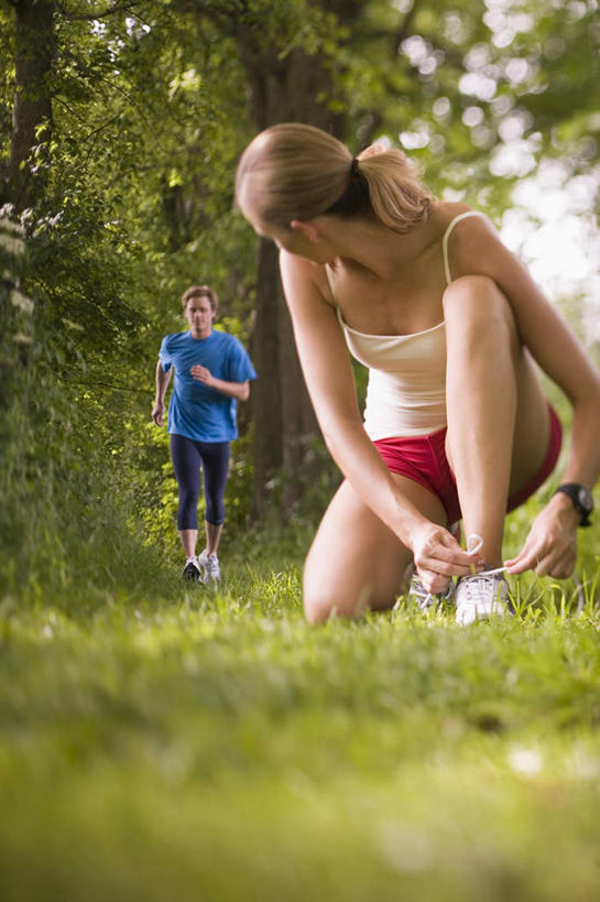西方人,两个人,跪,蹲,跑,竖图,室外,白天,正面,运动服,运动鞋,爱情,锻炼,运动,草地,草坪,森林,树林,植物,鞋子,欧洲,欧洲人,阴影,服装,时间,光线,时钟,手表,影子,浪漫,计时,扭头,注视,草,树,树木,衣服,绿色,阳光,自然,钟表,观察,看,转头,温暖,温馨,表,恩爱,恋人,服饰,生长,成长,观看,休闲鞋,腕表,和睦,察看,衣着,绑扎,穿着,关注,衣饰,体育,男人,男性,年轻男性,年轻女性,女人,女性,白种人,情侣,钟,蹲着,跪着,跑步,彩图,全身,健身,伴侣,融洽,运动装