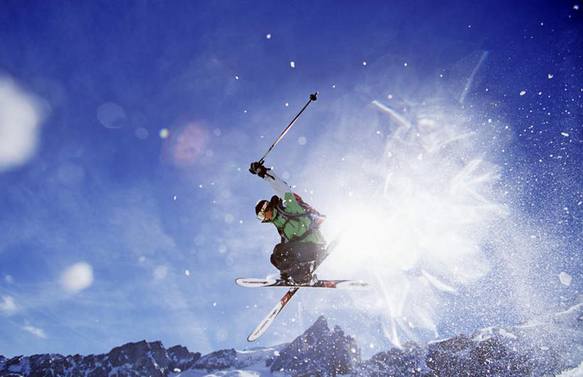 西方人,手,一个人,横图,室外,白天,仰视,运动服,锻炼,游戏,运动,欧洲,欧洲人,仅一个男性,仅一个人,握,阴影,服装,光线,滑雪,工具,器材,影子,云,云朵,拿,玩,云彩,拿着,娱乐,运动器械,仅一个年轻男性,衣服,蓝色,白云,蓝天,天空,阳光,天,休闲,手部,器械,健身器械,握着,服饰,晴朗,拐杖,活动,滑雪杖,衣着,穿着,发泄,消遣,智力,健身器材,滑雪装备,宣泄,辅助设备,衣饰,体育,男人,男性,年轻男性,白种人,晴空,玩耍,嬉戏,彩图,低角度拍摄,全身,健身,运动器材,运动装