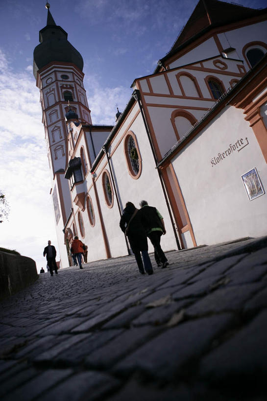 西方人,教堂,栏杆,竖图,室外,白天,仰视,度假,美景,窗户,落地窗,城市风光,城市,德国,欧洲,欧洲人,阴影,节日,光线,影子,墙,景观,围栏,许多人,文化,娱乐,护栏,玻璃窗,墙壁,墙面,蓝色,蓝天,天空,阳光,天,祈祷,一群人,享受,休闲,健康,景色,放松,许愿,宗教,信仰,晴朗,纪念,祈求,基督教,西欧,天主教,信念,万里无云,德意志联邦共和国,巴伐利亚,巴伐利亚州,拜恩州,拜恩自由州,平安,老年男性,老年女性,男人,男性,女人,女性,白种人,晴空,晴空万里,彩图,低角度拍摄,全身,大教堂,礼拜堂