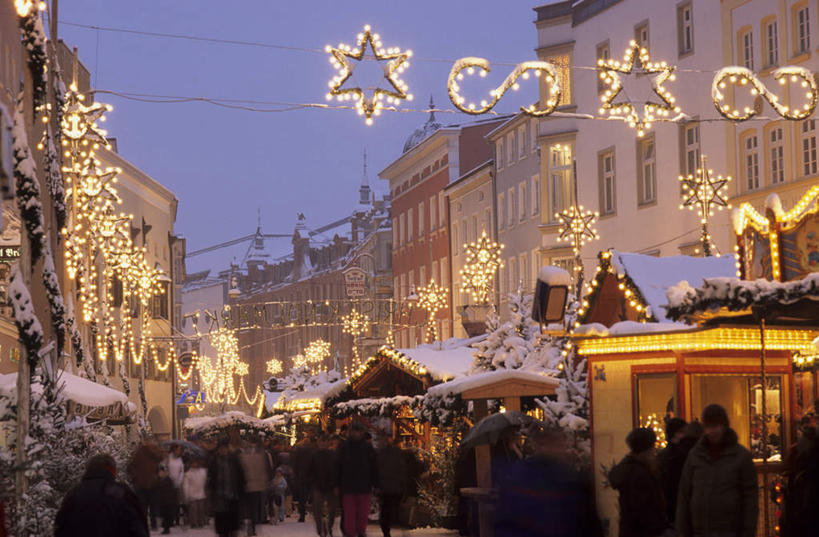 西方人,伙伴,朋友,家,商店,走,说,横图,室外,夜晚,正面,购物,度假,讨论,友谊,消费,美景,雪,大雪,城市风光,城市,照明,德国,欧洲,圣诞节,欧洲人,服装,节日,庆祝,房屋,屋子,积雪,景观,雪景,冬季,冬天,灯光,许多人,休闲装,文化,娱乐,商铺,楼房,住宅,灯,衣服,灯具,一群人,庆典,享受,休闲,休闲服,景色,放松,寒冷,警示,金融,服饰,纪念,车灯,尾灯,照亮,提醒,照明设备,西欧,提示,选购,贸易,德意志联邦共和国,血拼,严寒,巴伐利亚,巴伐利亚州,拜恩州,拜恩自由州,市肆,商号,交流,友情,男人,男性,年轻男性,年轻女性,女人,女性,白种人,步行,沟通,讲话,交谈,散步,商讨,说话,谈话,走路,半身,彩图,房子,店铺