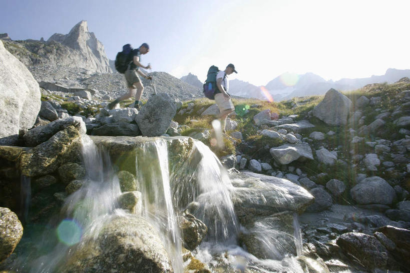 西方人,两个人,伙伴,朋友,走,横图,室外,白天,侧面,旅游,度假,友谊,河流,石头,美景,瀑布,山,山脉,水,帽子,意大利,欧洲,欧洲人,阴影,飞溅,服装,溅,光线,包,工具,器材,石子,液体,影子,河水,景观,山峰,水滴,水流,青苔,苔藓,山峦,旅行包,注视,休闲装,娱乐,运动帽,水珠,衣服,蓝色,蓝天,天空,小溪,阳光,自然,背包,群山,天,溪水,观察,看,享受,休闲,休闲服,器械,鸭舌帽,景色,放松,服饰,晴朗,拐杖,观看,察看,关注,南欧,喷洒,自然风光,万里无云,意大利共和国,登山杖,辅助设备,旅游包,登山棍,友情,男人,男性,中年男性,白种人,跌水,石块,岩石,晴空,晴空万里,步行,登山,爬山,散步,走路,彩图,全身,双肩包