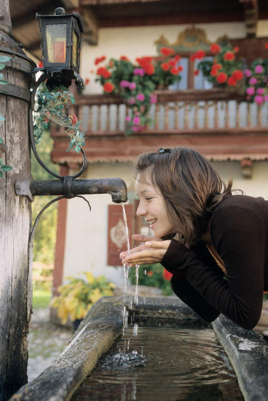 西方人,头发,一个人,家,露台,笑,微笑,露齿笑,竖图,室外,白天,侧面,旅游,度假,花海,花圃,美景,植物,阳台,叶子,照明,欧洲,欧洲人,仅一个年轻女性,仅一个女性,仅一个人,弯腰,阴影,服装,盛开,光线,水槽,水龙头,影子,房屋,屋子,景观,流水,公寓,灯光,棕色,花蕾,娱乐,水斗,洋房,楼房,吊灯,开关,住宅,灯,花,花瓣,花朵,花卉,鲜花,树,树木,衣服,绿色,阳光,自然,灯具,花丛,花束,花田,花苞,花蕊,打开,享受,休闲,景色,放松,服饰,生长,成长,照亮,阀门,开启,衣着,照明设备,穿着,自然风光,弯身,水咀,衣饰,年轻女性,女人,女性,白种人,彩图,全身,房子,露天阳台