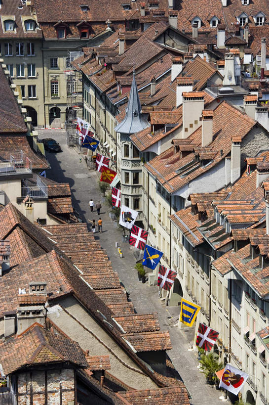 西方人,四个人,家,站,竖图,俯视,室外,白天,旅游,度假,美景,城市风光,城市,建筑,旗帜,国旗,欧洲,欧洲人,阴影,光线,影子,房屋,墙,屋顶,屋子,景观,公寓,娱乐,建设,洋房,楼房,墙壁,墙面,住宅,行走,阳光,自然,站着,享受,休闲,橙色,景色,放松,自然风光,男人,男性,年轻男性,年轻女性,女人,女性,白种人,旗,站立,彩图,高角度拍摄,全身,房子