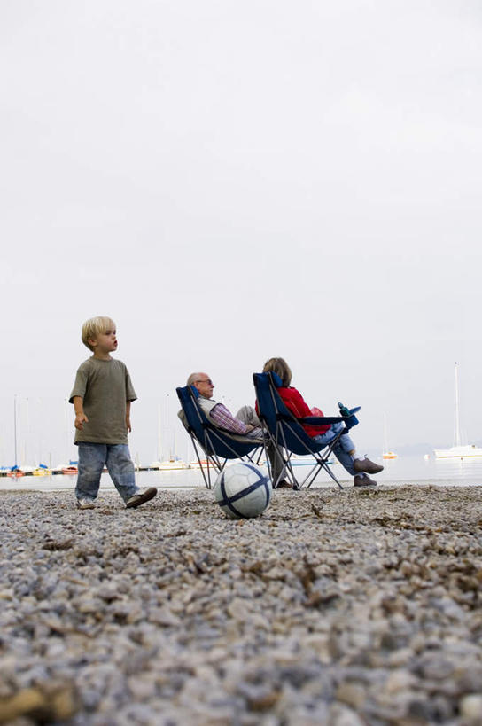 西方人,儿童,三个人,家庭,夫妻,祖母,祖父,坐,走,竖图,室外,白天,侧面,爱情,旅游,度假,石头,美景,沙滩,椅子,德国,欧洲,欧洲人,服装,沙子,石子,木椅,躺椅,海岸,景观,沙地,浪漫,注视,休闲装,娱乐,小孩,衣服,自然,观察,看,靠,靠着,倚靠,享受,休闲,温暖,温馨,一家人,休闲服,鹅卵石,景色,恩爱,放松,恋人,服饰,奶奶,爷爷,观看,祖孙,和睦,察看,倚着,西欧,关注,自然风光,按摩石,外婆,外祖母,外公,外祖父,外孙,德意志联邦共和国,外孙子,巴伐利亚,巴伐利亚州,拜恩州,拜恩自由州,老年男性,老年女性,男孩,男人,男性,女人,女性,白种人,夫妇,情侣,孙子,海滩,石块,步行,散步,走路,坐着,彩图,全身,伴侣,融洽,男生