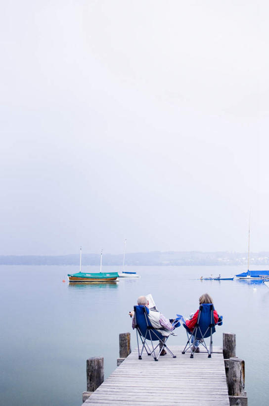 西方人,两个人,夫妻,码头,坐,竖图,室外,白天,爱情,旅游,度假,湖,湖泊,美景,水,港口,椅子,德国,欧洲,欧洲人,波纹,服装,墨镜,木板,眼镜,木椅,躺椅,湖面,景观,水流,水面,桥,木桥,涟漪,浪漫,注视,休闲装,娱乐,栈桥,背面,衣服,倒影,水纹,自然,太阳镜,太阳眼镜,波浪,湖水,观察,看,享受,休闲,休闲服,遮阳镜,景色,恩爱,放松,恋人,服饰,观看,人行桥,木板桥,察看,倒映,西欧,关注,自然风光,德意志联邦共和国,水晕,巴伐利亚,巴伐利亚州,拜恩州,拜恩自由州,反照,老年男性,老年女性,男人,男性,女人,女性,白种人,夫妇,情侣,坐着,彩图,全身,摆渡口,埠头,渡口,渡头,港湾,海港,货运码头,口岸,商港,伴侣