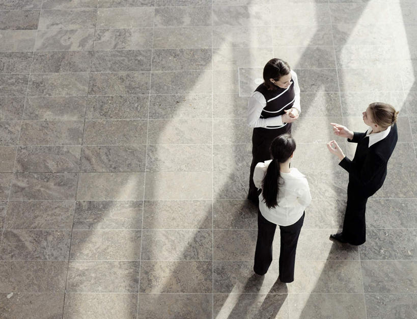 西方人,三个人,站,说,横图,俯视,室外,白天,鞋,衬衫,西装,讨论,鞋子,欧洲,欧洲人,阴影,套装,服装,正装,光线,瓷砖,地砖,影子,领带,皮革,地面,注视,休闲装,职业装,衣服,阳光,观察,看,站着,休闲,休闲服,服饰,观看,察看,马尾辫,关注,交流,年轻女性,女人,女性,白种人,沟通,讲话,交谈,商讨,说话,谈话,站立,彩图,高角度拍摄,全身,衬衣,皮鞋