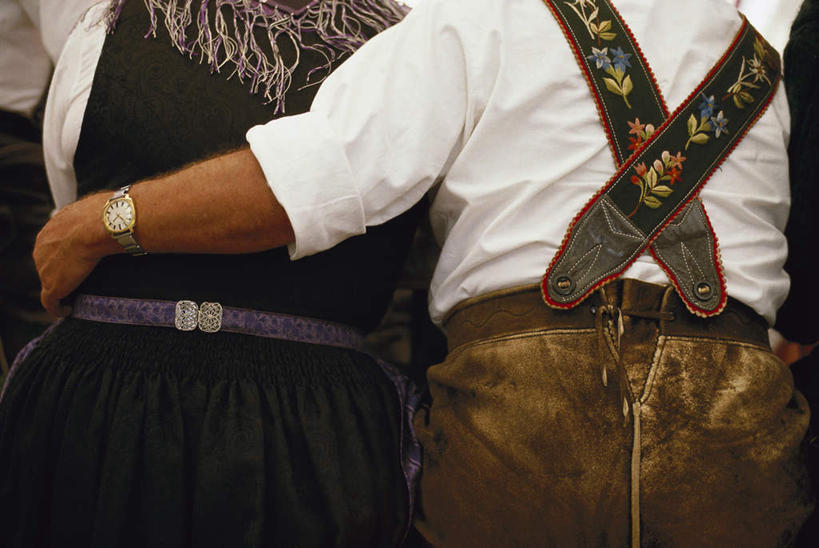 西方人,手,两个人,走,抱,横图,室外,特写,白天,民族服装,裙子,爱情,欧洲,欧洲人,连衣裙,时间,时钟,手表,浪漫,计时,注视,背面,钟表,观察,看,温暖,温馨,手部,表,恩爱,恋人,抱着,观看,腕表,和睦,察看,搂着,关注,男人,男性,女人,女性,中年男性,中年女性,白种人,情侣,钟,步行,怀抱,搂,搂抱,散步,相抱,拥抱,走路,半身,彩图,传统服装,民俗服,伴侣,融洽