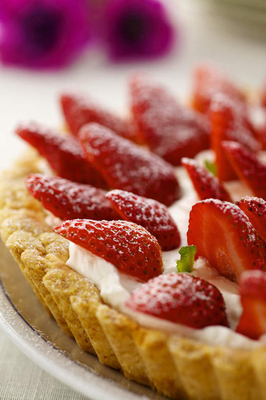 面食,无人,竖图,俯视,室内,特写,白天,烹饪,西餐,餐桌,桌子,草莓,浆果,餐具,水果,许多,阴影,朦胧,模糊,新鲜,装饰,盛开,反射,碟子,盘,影子,生食,料理,食品,面点,果实,很多,花蕾,菜肴,美食,花,花瓣,花朵,鲜花,食物,两朵,一个,红色,紫色,白色,盘子,碟,花苞,花蕊,西式,佳肴,有机食品,绿色食品,单个,餐台,华丽,修饰,派,点缀,草莓派,衬托,美观,雅致,雅观,洋莓,水果皇后,红莓,地莓,彩图,高角度拍摄