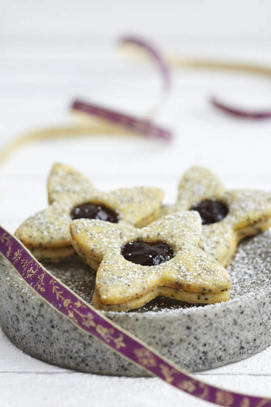 点心,无人,竖图,俯视,室内,特写,白天,白色背景,桌面,桌子,阴影,朦胧,模糊,反射,木制,丝绸,丝带,影子,食品,缎带,绸带,食物,三个,木制品,饼干,果酱,零食,摄影,影棚,果子酱,彩图,高角度拍摄,影棚拍摄,拍摄,果酱饼干