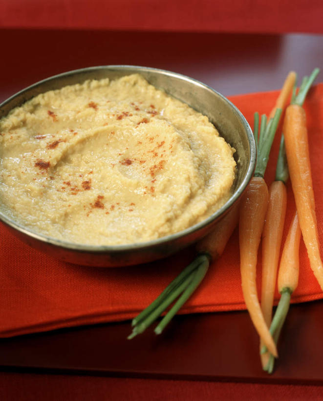 无人,竖图,俯视,室内,特写,白天,桌面,桌子,萝卜,胡萝卜,蔬菜,金属制品,五个,一排,许多,阴影,新鲜,整齐,光线,金属,木制,影子,豆类,食品,食物,排列,木制品,容器,碗,有机食品,绿色食品,储藏,储存,队列,豆沙,鹰嘴豆,回鹘豆,桃豆,鸡豆,诺胡提,红萝卜,甘荀,彩图,高角度拍摄,贮存