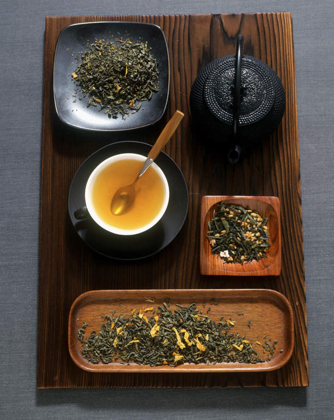 无人,竖图,俯视,室内,特写,白天,幸福,茶,桌面,桌子,杯子,水果,阴影,新鲜,光线,木制,壶,影子,陶瓷,生食,茶叶,食品,果实,案板,陶瓷制品,娱乐,水壶,砧板,食物,茶壶,木制品,容器,水杯,碗,享受,休闲,温馨,放松,乐趣,摄影,有机食品,绿色食品,影棚,储藏,红毛丹,提神,舒适,储存,醒脑,韶子,毛龙眼,毛荔枝,茶杯,彩图,高角度拍摄,影棚拍摄,拍摄,贮存