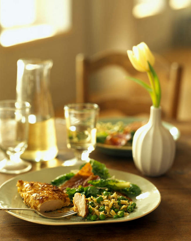 葡萄酒,无人,竖图,俯视,室内,特写,白天,餐桌,桌子,杏仁,杯子,餐具,花瓶,一块,阴影,盛开,光线,叉子,碟子,盘,影子,陶瓷,鸡肉,肉,陶瓷制品,酒类,花蕾,肉类,玻璃制品,酒,花,花瓣,花朵,鲜花,饮料,盘子,酒杯,啤酒杯,瓶子,碟,花苞,花蕊,餐台,肉食,餐叉,玻璃杯,进餐用具,杏子,杏梅仁,杏核仁,木落子,苦杏仁,彩图,高角度拍摄