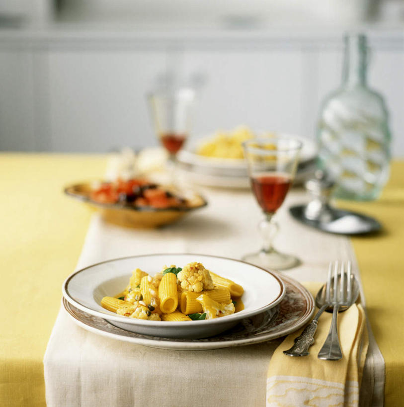 通心粉,葡萄酒,无人,竖图,俯视,室内,特写,白天,餐桌,桌子,杯子,餐具,阴影,光线,布料,叉子,刀叉,刀子,碟子,高脚杯,盘,影子,花菜,花椰菜,西兰花,红酒杯,酒类,两杯,布纹,玻璃制品,酒,酒瓶,桌布,饮料,盘子,玻璃瓶,餐巾,酒杯,瓶子,碟,台布,餐台,餐刀,餐叉,两盘,玻璃杯,进餐用具,彩图,高角度拍摄