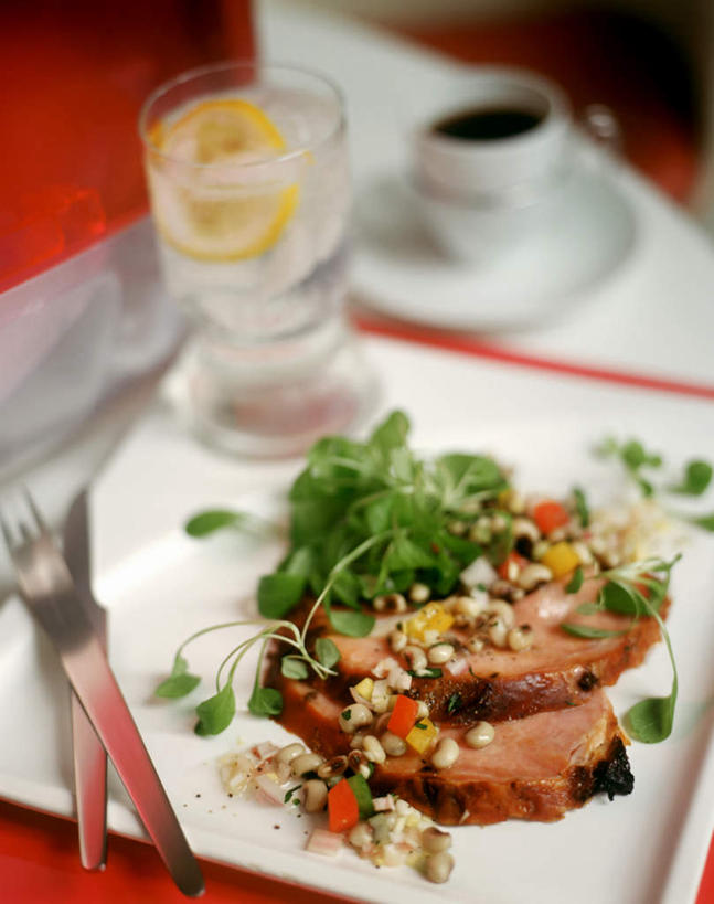 咖啡,无人,竖图,俯视,室内,特写,白天,水,植物,餐桌,桌面,桌子,柠檬,豆,杯子,餐具,阴影,朦胧,模糊,光线,布料,叉子,瓷器,刀叉,刀子,碟子,盘,液体,影子,豆类,豆子,豌豆,调味,肉,香料,佐料,咖啡杯,陶瓷制品,布纹,饮用水,猪肉,荷兰豆,肉类,玻璃制品,桌布,盘子,餐巾,水杯,碟,台布,咖啡豆,矿泉水,餐台,配料,餐刀,瓷杯,雪豆,肉食,蒸馏水,餐叉,豆科,豚肉,作料,寒豆,毕豆,麻累,国豆,小寒豆,麦豌豆,咖啡因,玻璃杯,进餐用具,益母果,柠果,彩图,高角度拍摄