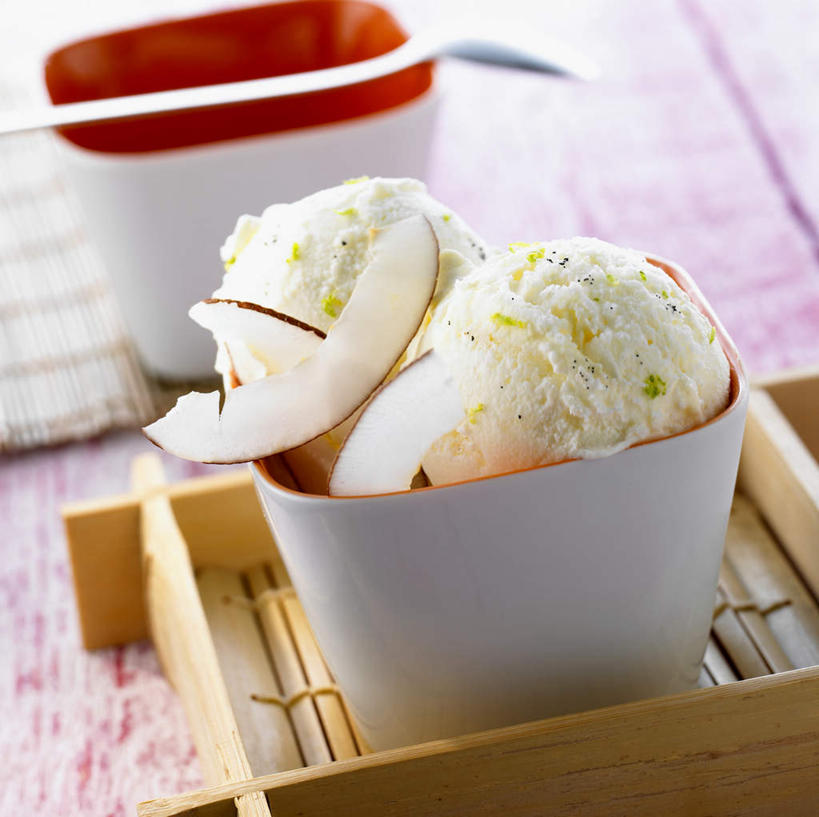 果汁,无人,交叉,横图,俯视,室内,特写,白天,桌面,桌子,竹子,椰子,阴影,竹制,编织,光线,木制,篮子,影子,勺子,陶瓷,冰激凌,陶瓷制品,饮品,清凉,饮料,木制品,容器,竹篮,调羹,汤匙,碗,冷饮,舒服,冰淇淋,储藏,竹条,交织,解暑,竹制品,储存,可口,解渴,雪糕,舒爽,冰糕,消暑,大椰,胥余,椰瓢,越王头,穿插,适口,彩图,高角度拍摄,贮存