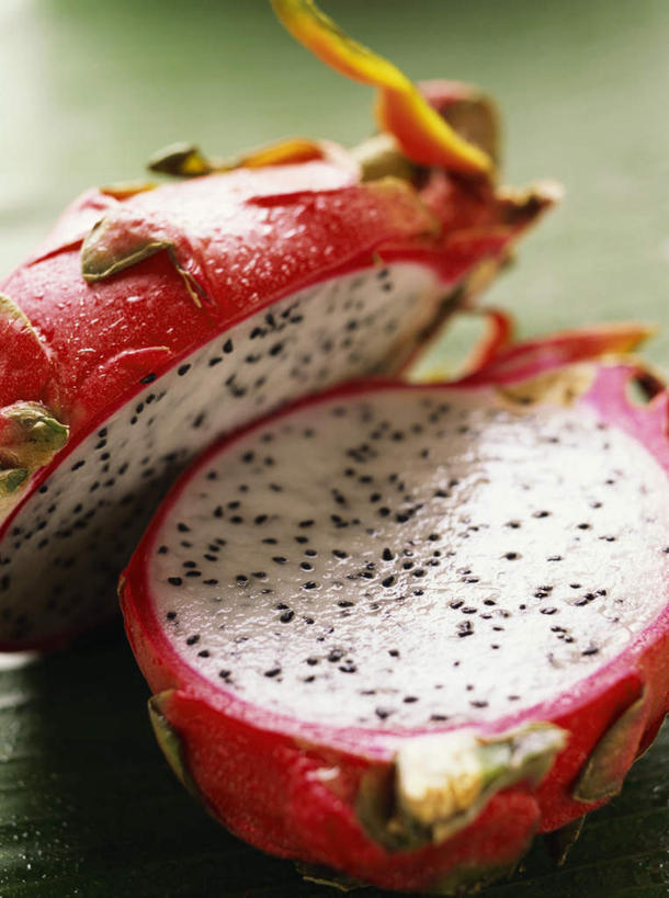 无人,竖图,俯视,室内,特写,白天,桌面,桌子,水果,切开,阴影,朦胧,模糊,新鲜,光线,木制,影子,斑点,生食,食品,果实,黑点,火龙果,食物,一只,红色,白色,木制品,切,青龙果,有机食品,绿色食品,剖面,切面,彩图,高角度拍摄