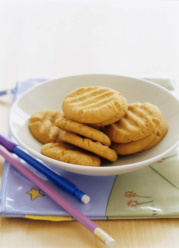 点心,无人,竖图,俯视,室内,特写,白天,餐桌,桌子,许多,阴影,朦胧,模糊,光线,笔,影子,陶瓷,食品,办公用品,陶瓷制品,文具,食物,一个,白色,笔袋,容器,学习用品,碗,饼干,零食,单个,餐台,储藏,文具用品,两支,储存,彩图,高角度拍摄,贮存