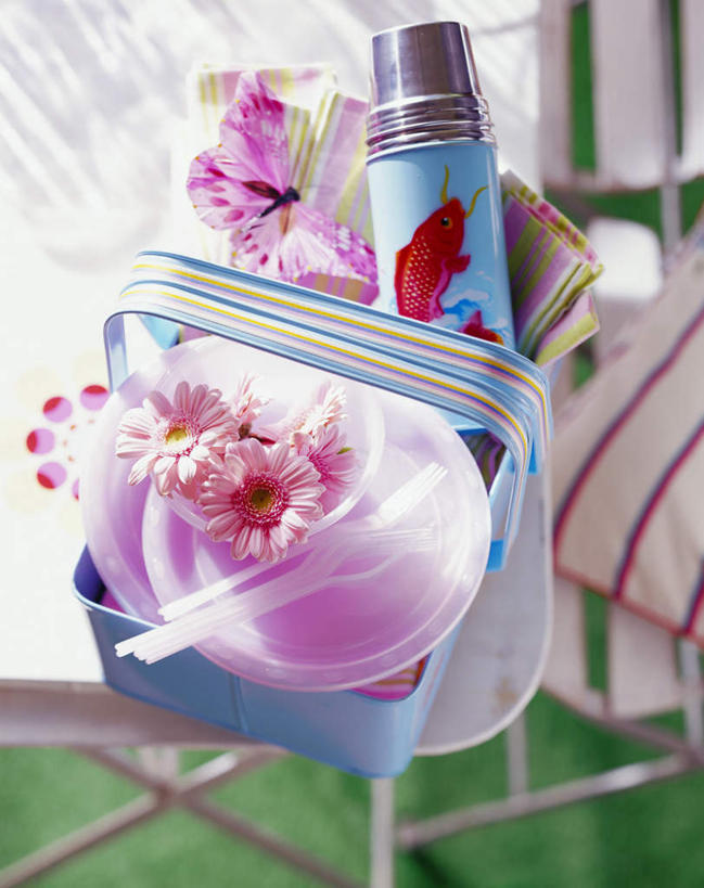 无人,竖图,俯视,室外,特写,白天,快乐,幸福,餐桌,桌子,蝴蝶,餐具,椅子,阴影,朦胧,模糊,装饰,盛开,光线,昆虫,叉子,刀叉,刀子,碟子,篮子,盘,影子,玛格丽特,花蕾,雏菊,花,花瓣,花朵,鲜花,粉色,动物,盘子,碟,花苞,花蕊,菊花,活力,餐台,希望,华丽,修饰,点缀,坚强,餐刀,和平,益虫,餐叉,离别,保温瓶,延命菊,幸福花,春菊,马兰头花,衬托,美观,雅致,雅观,食物篮,暗恋,纯情,单恋,天真,进餐用具,彩图,高角度拍摄,愉快,野餐篮