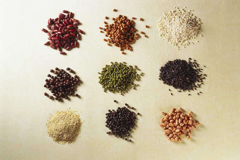 无人,横图,俯视,室内,特写,白天,白色背景,爱情,植物,桌面,桌子,豆,花生,一排,许多,阴影,整齐,并列,并排,光线,木制,影子,豆类,豆子,谷类,谷物,红豆,芝麻,坚果,相思豆,米,很多,大米,排列,木制品,粟米,摄影,长生果,冬青,影棚,队列,小米,绿豆,花生仁,平行,赤豆,豆科,青小豆,谷子,相思,脂麻,胡麻,白麻,巨胜子,菉豆,植豆,油麻,落花生,落生,粟,粢米,花生米,花生豆,彩图,高角度拍摄,影棚拍摄,拍摄