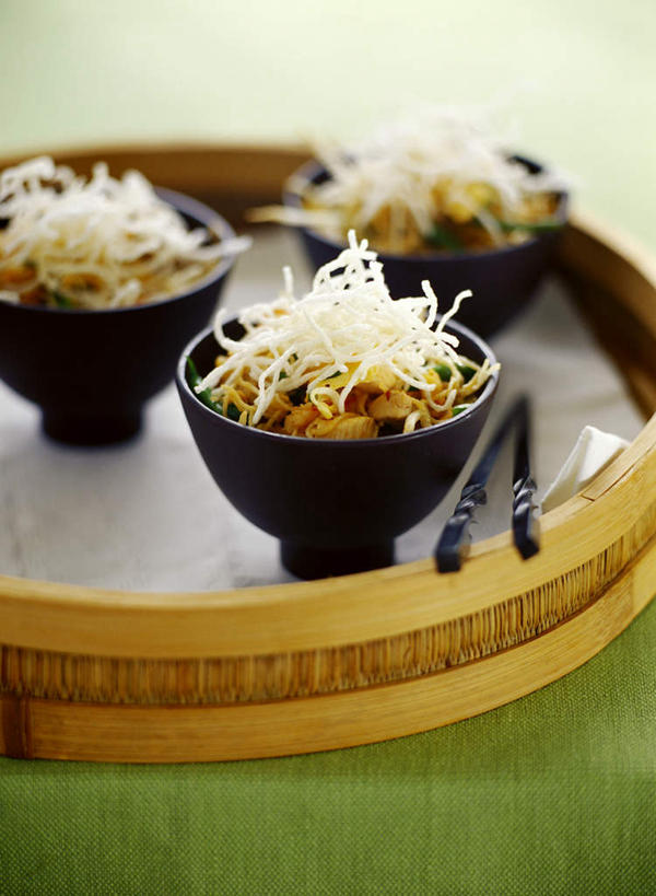 面食,面条,蒸笼,意大利面,无人,竖图,俯视,室内,特写,白天,烹饪,西餐,筷子,餐具,厨具,一双,阴影,竹制,光线,布料,影子,陶瓷,鸡肉,面,肉,油炸,料理,食品,陶瓷制品,布纹,文化,传统,肉类,桌布,食物,三个,餐巾,容器,台布,碗,西式,储藏,礼节,竹制品,储存,笼屉,礼仪,肉食,烹饪用具,进餐用具,烹调用具,烹调,彩图,高角度拍摄,贮存