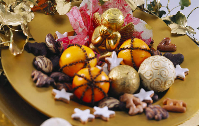 点心,无人,横图,俯视,室内,特写,白天,桌面,桌子,柑橘,餐具,叶子,雕塑,许多,阴影,艺术,装饰,反射,木制,雕刻,雕像,碟子,盘,影子,星星,食品,绿叶,很多,食物,一个,盘子,木制品,工艺品,碟,饼干,零食,星形,嫩叶,单个,纪念,华丽,修饰,美术,点缀,主题,陈列,五角形,功能,美学,衬托,美观,雅致,雅观,叶,叶片,橘子,桔子,橙子,橙,五角星,彩图,高角度拍摄