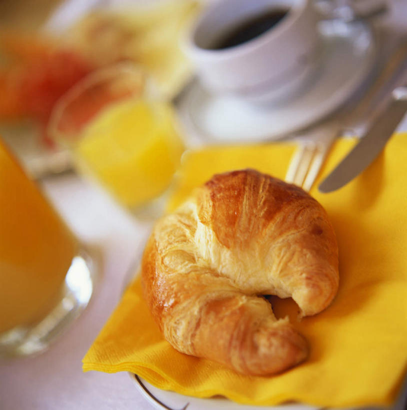 点心,面包,果汁,咖啡,无人,竖图,俯视,室内,特写,白天,幸福,桌面,桌子,杯子,餐具,阴影,反射,木制,叉子,瓷器,碟子,盘,影子,食品,面点,咖啡杯,陶瓷制品,饮品,娱乐,食物,糕点,饮料,一个,盘子,餐巾,木制品,碟,享受,休闲,温馨,放松,乐趣,单个,提神,舒适,可口,瓷杯,醒脑,餐叉,软饮料,适口,进餐用具,彩图,高角度拍摄