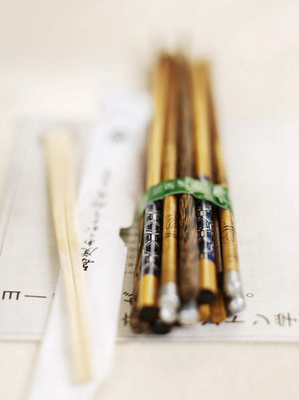 无人,竖图,俯视,室内,特写,白天,餐桌,筷子,桌子,餐具,许多,阴影,朦胧,模糊,光线,木制,日文,标志,材料,档案,文件,文字,影子,纸,字符,很多,文化,标识,传统,木制品,手稿,资料,餐台,捆绑,礼节,证明,文档,礼仪,日语,绑缚,进餐用具,彩图,高角度拍摄