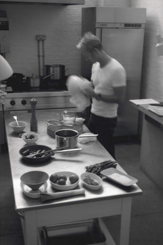 点心,西方人,一个人,竖图,黑白,室内,白天,侧面,烹饪,厨房,桌面,桌子,蔬菜,餐具,厨具,纺织品,金属制品,欧洲,欧洲人,仅一个男性,仅一个人,握,阴影,服装,裤子,新鲜,光线,金属,木制,布,电器,碟子,锅子,盘,影子,勺子,陶瓷,冰箱,蛋,鸡蛋,食品,甜点,甜品,陶瓷制品,织物,拿,拿着,注视,牛仔裤,休闲装,洗碗,冷冻,锅,冷柜,食物,糕点,仅一个年轻男性,衣服,盘子,木制品,容器,调羹,碟,冷藏柜,汤匙,碗,甜食,观察,看,休闲,休闲服,握着,服饰,有机食品,绿色食品,冷藏,锅具,观看,储藏,灶具,布匹,察看,家电,家用电器,储存,关注,燃气灶,烹饪用具,卵,保鲜,燃气具,卡其布,男人,男性,年轻男性,白种人,烹调用具,烹调,全身,灶间,贮存