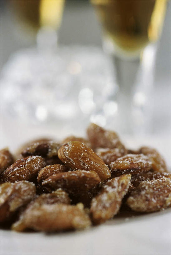 葡萄酒,无人,竖图,俯视,室内,特写,白天,奢侈,快乐,桌面,桌子,杏仁,杯子,餐具,一堆,许多,阴影,堆叠,堆积,朦胧,模糊,光线,木制,碟子,高脚杯,盘,影子,坚果,果实,很多,浪漫,玻璃制品,酒,饮料,一个,盘子,酒杯,木制品,碟,干果,香槟,诱惑,单个,堆,香槟杯,气泡酒,起泡酒,汽酒,玻璃杯,杏子,杏梅仁,杏核仁,木落子,苦杏仁,彩图,高角度拍摄,高兴,欢笑