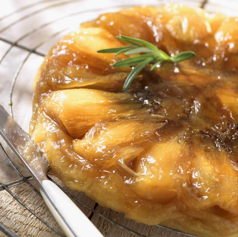 点心,无人,横图,俯视,室内,特写,白天,餐具,阴影,装饰,光线,工具,影子,菊苣,食品,甜点,甜品,药草,刀具,馅饼,食物,糕点,一个,刀,甜食,单个,华丽,修饰,点缀,迷迭香,餐刀,药材,海洋之露,衬托,美观,雅致,雅观,彩图,高角度拍摄