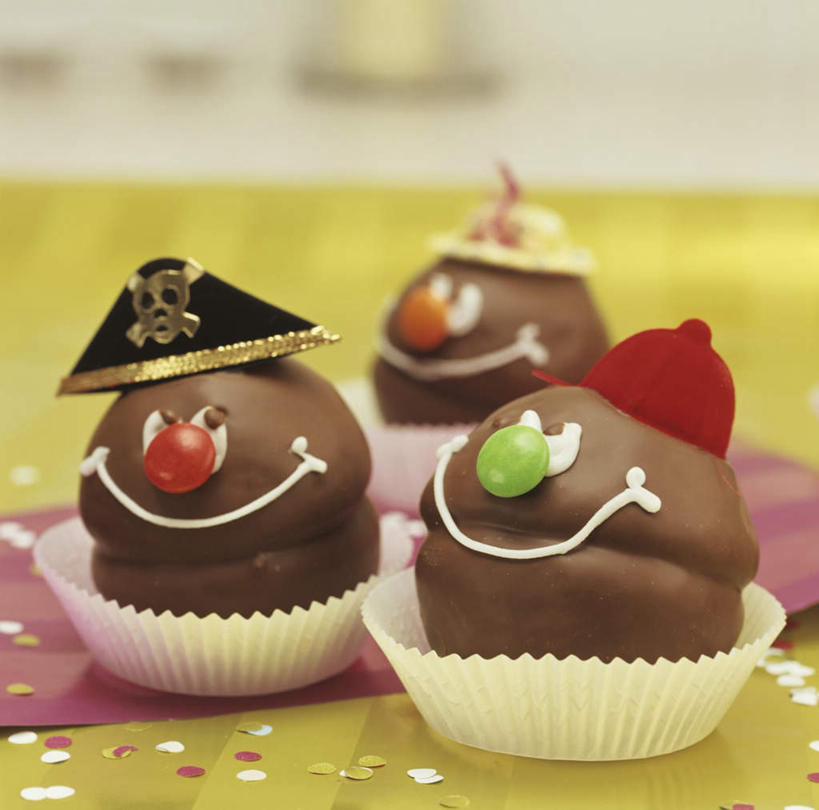 无人,横图,俯视,室内,特写,白天,植物,餐桌,桌子,帽子,三块,阴影,朦胧,模糊,庆祝,装饰,光线,布料,影子,墙,食品,糖,糖果,甜点,甜品,草药,药草,布纹,运动帽,中药,墙壁,墙面,桌布,食物,三个,粉色,餐巾,台布,甜食,巧克力,鸭舌帽,餐台,朱古力,纸托,华丽,修饰,庆贺,点缀,祝贺,止咳,药材,中草药,药蜀葵,中药材,本草,衬托,美观,雅致,雅观,解毒,利尿,消炎,蛋糕托,蛋糕托纸,蛋糕纸托,彩图,高角度拍摄,散寒