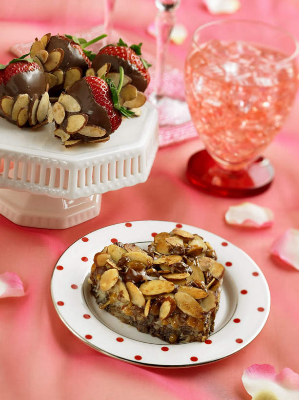 点心,无人,竖图,俯视,室内,特写,白天,下午茶,餐桌,桌子,草莓,浆果,杏仁,杯子,餐具,水果,阴影,朦胧,模糊,新鲜,光线,碟子,高脚杯,盘,影子,核桃,生食,食品,糖,糖果,坚果,甜点,甜品,果实,红酒杯,玻璃制品,食物,糕点,三个,盘子,酒杯,碟,甜食,干果,巧克力,有机食品,绿色食品,餐台,朱古力,黑巧克力,胡桃,羌桃,蛋糕台,玻璃杯,杏子,杏梅仁,杏核仁,木落子,苦杏仁,洋莓,水果皇后,红莓,地莓,彩图,高角度拍摄,蛋糕