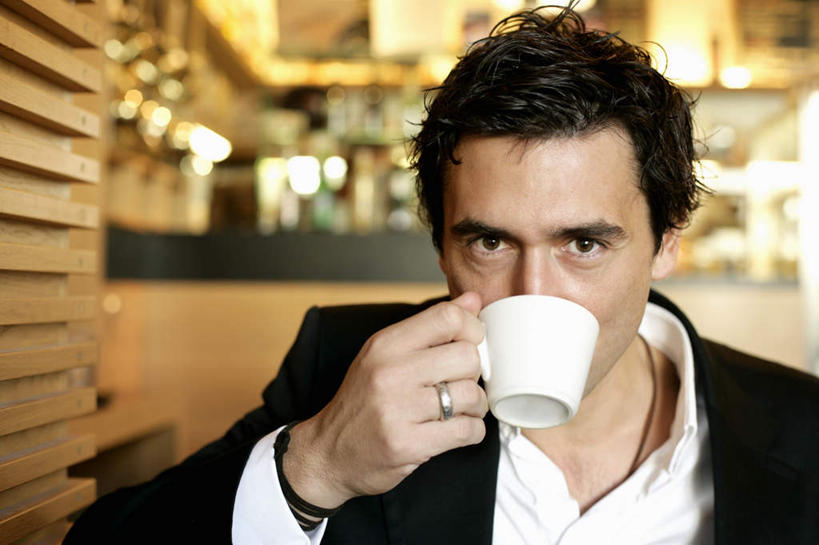 咖啡,西方人,一个人,商务人士,商务男性,餐厅,坐,横图,室内,特写,白天,正面,衬衫,爱情,幸福,杯子,欧洲,欧洲人,仅一个男性,仅一个人,喝,握,阴影,套装,朦胧,模糊,光线,瓷器,影子,咖啡杯,陶瓷制品,浪漫,拿,拿着,注视,娱乐,装饰品,饮料,仅一个年轻男性,一个,戒指,饰品,首饰,观察,看,享受,休闲,温馨,恩爱,放松,乐趣,握着,单个,观看,信物,察看,提神,舒适,权利,关注,瓷杯,醒脑,商务装,工薪阶层,软饮料,手饰,男人,男性,年轻男性,白种人,白领,上班族,坐着,半身,彩图,衬衣,餐馆,饭店,饭馆