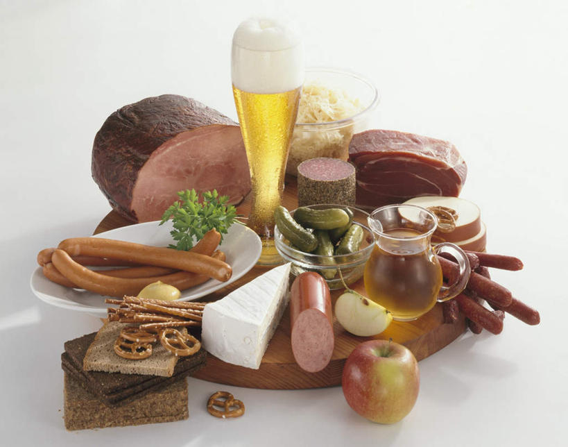 点心,奶酪,啤酒,无人,横图,俯视,室内,特写,白天,白色背景,幸福,餐桌,茶,桌子,黄瓜,蔬菜,椰菜,卷心菜,餐具,阴影,朦胧,模糊,新鲜,反射,碟子,壶,盘,影子,肉,香肠,干酪,起司,茶叶,甜点,案板,腊肠,酒类,芝士,一杯,营养,娱乐,猪肉,肉类,酒,水壶,砧板,糕点,饮料,一个,白色,盘子,茶壶,容器,碟,饼干,零食,享受,休闲,温馨,乳酪,甘蓝,放松,乐趣,摄影,有机食品,绿色食品,影棚,单个,餐台,提神,乳制品,舒适,醒脑,发酵,肉食,豚肉,装饰饼干,青瓜,结球甘蓝,胡瓜,甘兰,包心菜,彩图,高角度拍摄,影棚拍摄,拍摄