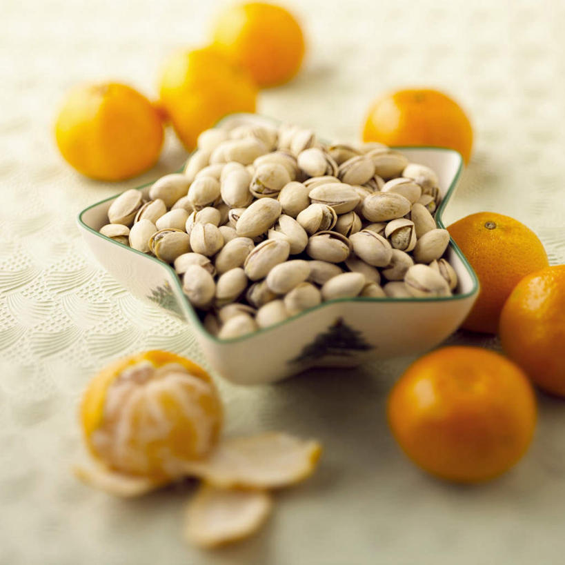 无人,方图,俯视,室内,特写,白天,餐桌,桌子,柑橘,水果,一堆,许多,阴影,堆叠,堆积,新鲜,光线,影子,陶瓷,星星,生食,食品,坚果,果实,陶瓷制品,很多,食物,一个,黄色,容器,碗,干果,星形,有机食品,绿色食品,单个,餐台,储藏,堆,无名子,开心果,储存,五角形,胡棒子,绿仁果,橘子,桔子,橙子,橙,五角星,彩图,高角度拍摄,贮存