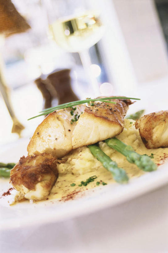 海鲜,红酒,葡萄酒,无人,竖图,俯视,室内,特写,白天,桌面,桌子,芦笋,蔬菜,杯子,餐具,阴影,朦胧,模糊,新鲜,光线,木制,碟子,高脚杯,盘,影子,葱,青葱,肉,鱼肉,食品,红酒杯,白葡萄酒,酒类,水产,肉类,海洋生物,玻璃制品,酒,食物,饮料,一个,盘子,酒杯,木制品,碟,有机食品,绿色食品,单个,岩鱼,水生动物,海产品,水生物,肉食,海底动物,玻璃杯,猪尾巴,药鸡豆子,石刁柏,蚂蚁杆,龙须菜,狼尾巴根,彩图,高角度拍摄