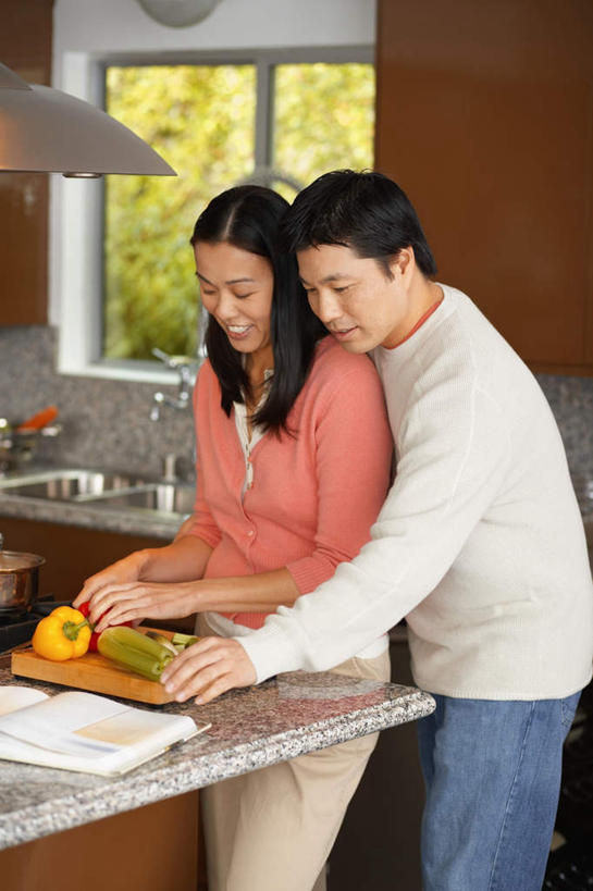 东方人,两个人,站,竖图,室内,白天,正面,爱情,厨房,窗户,桌面,桌子,辣椒,书籍,亚洲,握,阴影,服装,光线,影子,墙,大理石,案板,浪漫,拿,拿着,注视,休闲装,黄种人,玻璃窗,墙壁,墙面,砧板,衣服,黄色,红色,观察,看,站着,温暖,温馨,休闲服,恩爱,握着,恋人,服饰,观看,和睦,察看,关注,彩椒,辣角,红海椒,大椒,辣虎,广椒,大理石制品,男人,男性,年轻男性,年轻女性,女人,女性,亚洲人,情侣,书,图书,甜椒,柿子椒,辣子,海椒,番椒,灯笼椒,站立,半身,彩图,灶间,伴侣,融洽