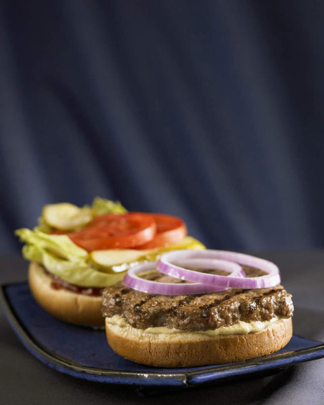 点心,面包,奶酪,无人,竖图,俯视,室内,特写,白天,烹饪,西餐,餐桌,窗帘,桌子,蔬菜,西红柿,洋葱,餐具,叶子,一排,阴影,新鲜,整齐,装饰,光线,碟子,盘,影子,生菜,莴苣,肉,干酪,汉堡,牛肉,起司,料理,食品,面点,绿叶,芝士,营养,菜肴,美食,肉类,食物,糕点,排列,两个,帘子,盘子,碟,快餐,嫩叶,遮阳,乳酪,西式,佳肴,有机食品,绿色食品,餐台,华丽,修饰,点缀,乳制品,队列,发酵,肉食,西式快餐,垃圾食品,衬托,美观,雅致,雅观,春菜,鹅仔菜,莴仔菜,千金菜,叶用莴苣,叶,叶片,圆葱,洋葱头,球葱,番茄,彩图,高角度拍摄