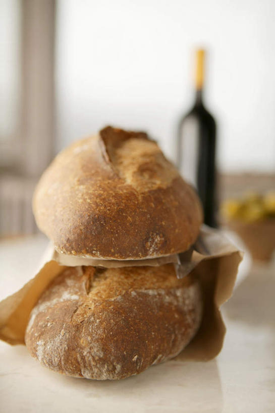 点心,面包,红酒,葡萄酒,无人,竖图,俯视,室内,特写,白天,桌面,桌子,阴影,堆叠,朦胧,模糊,光线,木制,影子,食品,面点,酒类,红酒瓶,粗粮,玻璃制品,酒,酒瓶,食物,糕点,饮料,两个,玻璃瓶,木制品,瓶子,红葡萄酒,彩图,高角度拍摄