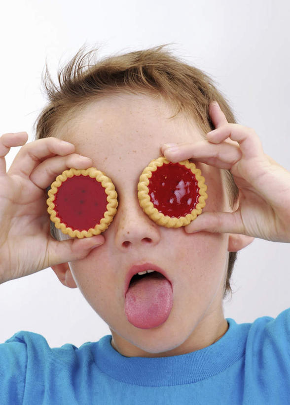 点心,西方人,儿童,脸,头,脸颊,脖子,手,一个人,站,竖图,室内,特写,白天,白色背景,正面,纯洁,欧洲,欧洲人,仅一个男性,仅一个人,握,服装,调料,酱料,酱汁,佐料,食品,调味品,拿,调味料,拿着,休闲装,吐舌头,酱,肩膀,食物,两个,小孩,衣服,饼干,零食,伸舌头,站着,张嘴,仅一个小孩,休闲,鬼脸,手部,休闲服,吐舌,可爱,童年,童趣,握着,遮,遮掩,摄影,服饰,影棚,掩盖,遮挡,张大嘴巴,童真,烂漫,无邪,遮盖,掩饰,天真,男孩,男人,男性,白种人,孩子,头部,脖,颈,颈部,脸部,脸蛋,面部,张开嘴,站立,半身,彩图,影棚拍摄,拍摄,男生