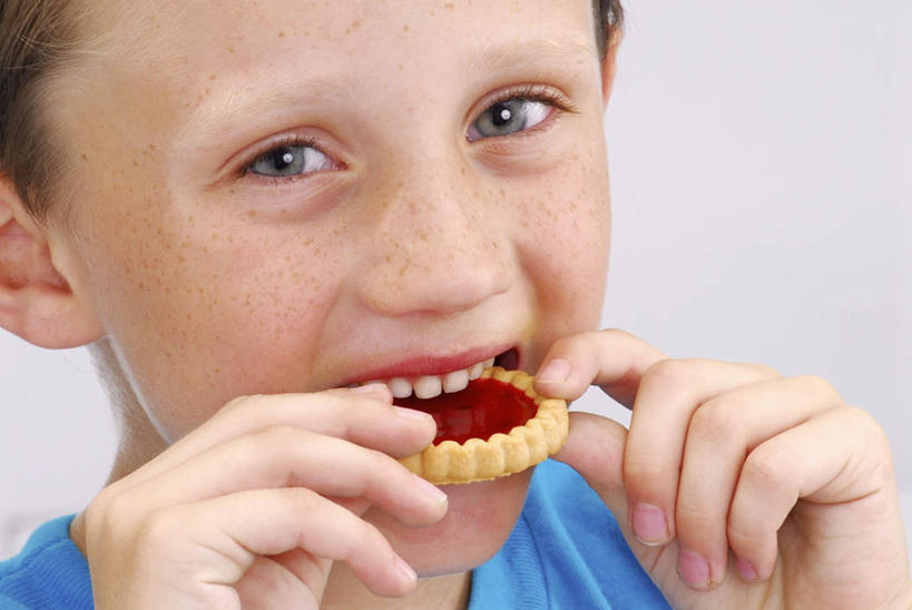 点心,西方人,儿童,脸,头,脸颊,脖子,手,一个人,站,吃,横图,室内,特写,白天,白色背景,正面,纯洁,欧洲,欧洲人,仅一个男性,仅一个人,握,服装,调料,酱料,酱汁,佐料,食品,调味品,拿,调味料,拿着,注视,休闲装,酱,肩膀,食物,一个,小孩,衣服,饼干,零食,观察,看,站着,仅一个小孩,休闲,手部,休闲服,可爱,童年,童趣,握着,摄影,服饰,影棚,单个,观看,察看,关注,童真,烂漫,无邪,天真,男孩,男人,男性,白种人,孩子,头部,脖,颈,颈部,脸部,脸蛋,面部,嚼,食,站立,半身,彩图,影棚拍摄,拍摄,男生