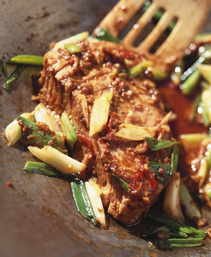 无人,竖图,俯视,室内,特写,白天,烹饪,西餐,植物,桌面,桌子,豆,大豆,蔬菜,厨具,金属制品,阴影,朦胧,模糊,新鲜,反射,金属,木制,铲子,锅子,影子,豆类,豆子,毛豆,调料,酱料,酱汁,肉,鱼肉,佐料,料理,食品,调味品,鲔鱼,调味料,锅,金枪鱼,酱,菜肴,美食,肉类,食物,一个,木制品,西式,佳肴,有机食品,绿色食品,单个,锅具,吞拿鱼,肉食,烹饪用具,豆科,枝豆,烹调用具,黄豆,烹调,彩图,高角度拍摄