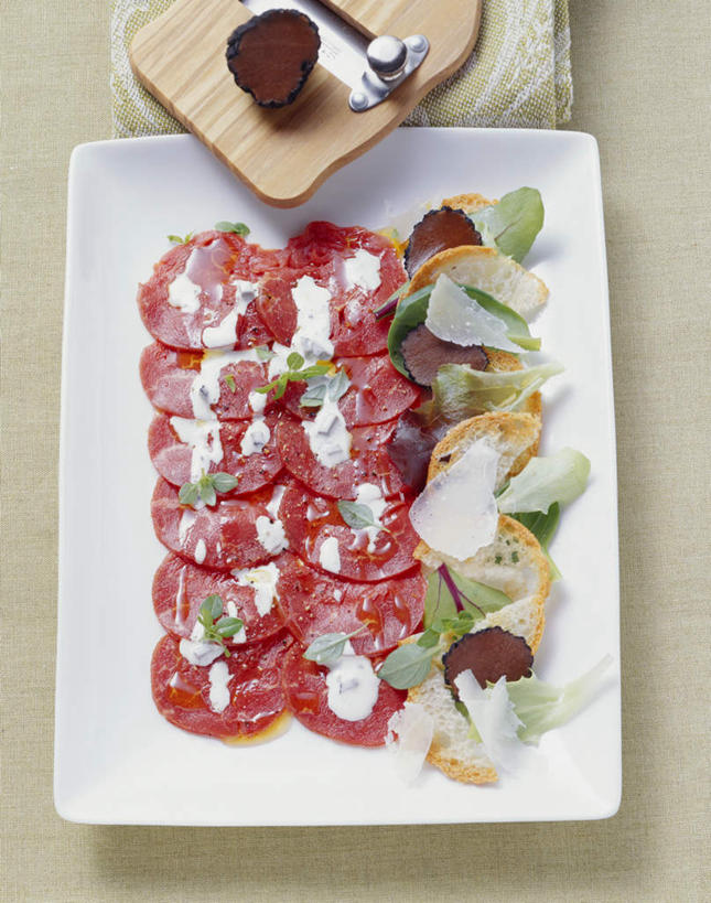 奶酪,无人,竖图,俯视,室内,特写,白天,烹饪,西餐,桌面,桌子,蔬菜,餐具,一排,阴影,新鲜,整齐,并列,并排,反射,木制,碟子,盘,影子,菌菇,肉,干酪,牛肉,起司,料理,食品,芝士,营养,菌类,菜肴,美食,肉类,食物,排列,一个,盘子,木制品,碟,乳酪,食用菌,西式,摄影,佳肴,有机食品,绿色食品,影棚,单个,乳制品,队列,平行,发酵,肉食,黑孢块菌,黑块菌,块菌,彩图,高角度拍摄,影棚拍摄,拍摄