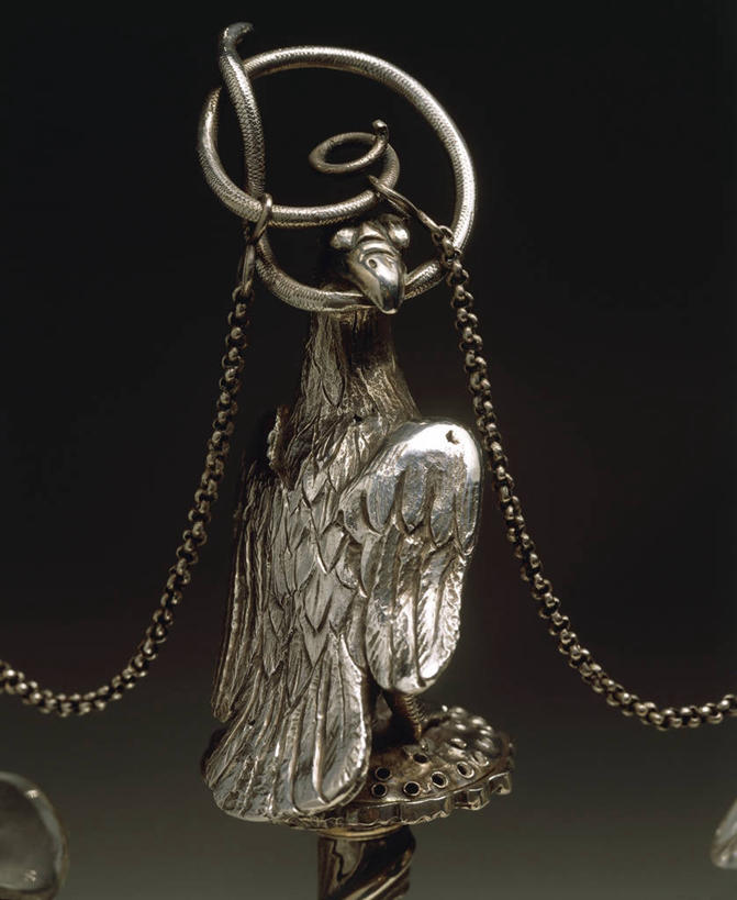 无人,竖图,特写,餐具,银,灰色背景,装饰,光线,金属,鸟类,光芒,历史,调味瓶,古代,一个,灰色,财富,摄影,单个,古董,铁环,锁链,链条,部分,考古学,束缚,限制,华贵,18世纪,约束,美术工艺,彩图,影棚拍摄