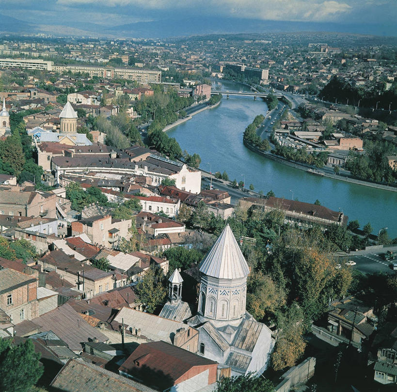 无人,横图,俯视,室外,白天,度假,河流,美景,山,植物,城市风光,城市,建筑,格鲁吉亚,地平线,景观,流水,云,桥,辽阔,地面,首都,图像,娱乐,树,天空,享受,休闲,广阔,景色,放松,摄影,一望无际,人造,延伸,主题,自然现象,视角,地貌,第比利斯,天地相交,构图,无边无际,一马平川,彩图,高角度拍摄,旅行,时空