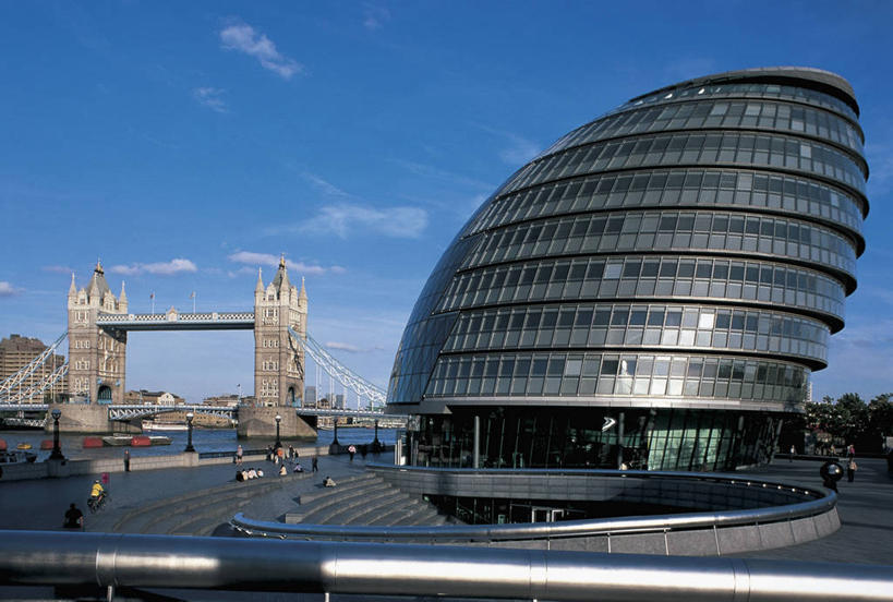 广场,栏杆,横图,室外,白天,河流,城市,建筑,路灯,玻璃,英国,材料,云,人行道,首都,联系,图像,英格兰,伦敦城,泰晤士河,蓝色,天空,地标建筑,概念,办公大楼,运输,摄影,人造,照明设备,都市风光,北欧,边界,主题,市政厅,自然现象,英国文化,塔桥,构图,彩图,旅行,时空,伦敦市政厅