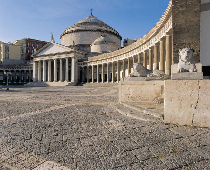 无人,广场,教堂,横图,室外,白天,城市,建筑,哺乳动物,野生动物,狮子,雕塑,意大利,欧洲,一排,阴影,整齐,雕像,十字架,柱子,酒类,图像,酒,饮料,排列,蓝色,天空,动物,摄影,宗教,人造,风格,基督教,圆顶建筑,宗教建筑,都市风光,队列,南欧,主题,猫科动物,建筑材料,万里无云,意大利共和国,首府,那不勒斯,坎帕尼亚,蒸馏酒,烈酒,构图,拿坡里,灵性,坎帕尼亚大区,彩图,旅行,平民表决广场,时空,拿波里,脊椎动物亚门