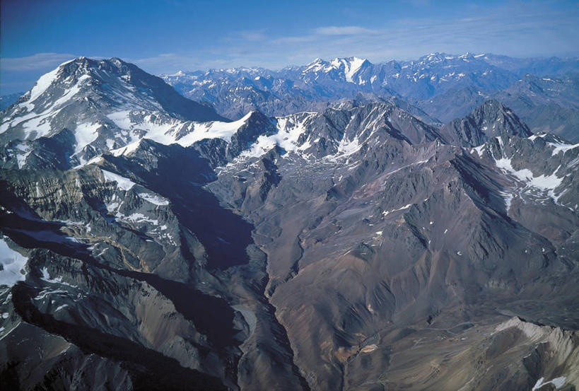 无人,横图,俯视,室外,白天,旅游,度假,美景,山,山脉,雪山,阿根廷,地形,景观,山顶,云,宏伟,图像,娱乐,风景,天空,自然,享受,休闲,概念,景色,南美,放松,摄影,宁静,拉丁美洲,自然风光,主题,美洲,自然现象,视角,地貌,构图,阿空加瓜山,安地斯山脉,自然地理,彩图,高角度拍摄,旅行,时空